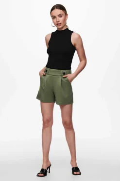 Calcas Curtas Com Elastico Na Cintura E Detalhe De Botoes