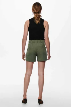 Calcas Curtas Com Elastico Na Cintura E Detalhe De Botoes