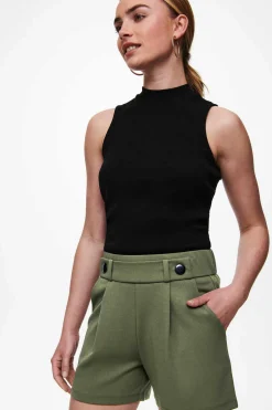 Calcas Curtas Com Elastico Na Cintura E Detalhe De Botoes