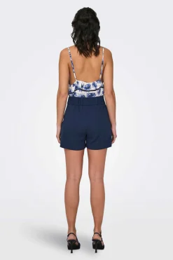 Calcas Curtas Com Elastico Na Cintura E Detalhe De Botoes