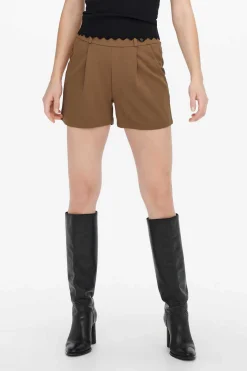 Calcas Curtas Com Elastico Na Cintura E Detalhe De Botoes