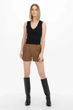 Calcas Curtas Com Elastico Na Cintura E Detalhe De Botoes