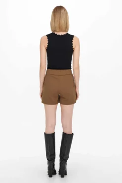 Calcas Curtas Com Elastico Na Cintura E Detalhe De Botoes