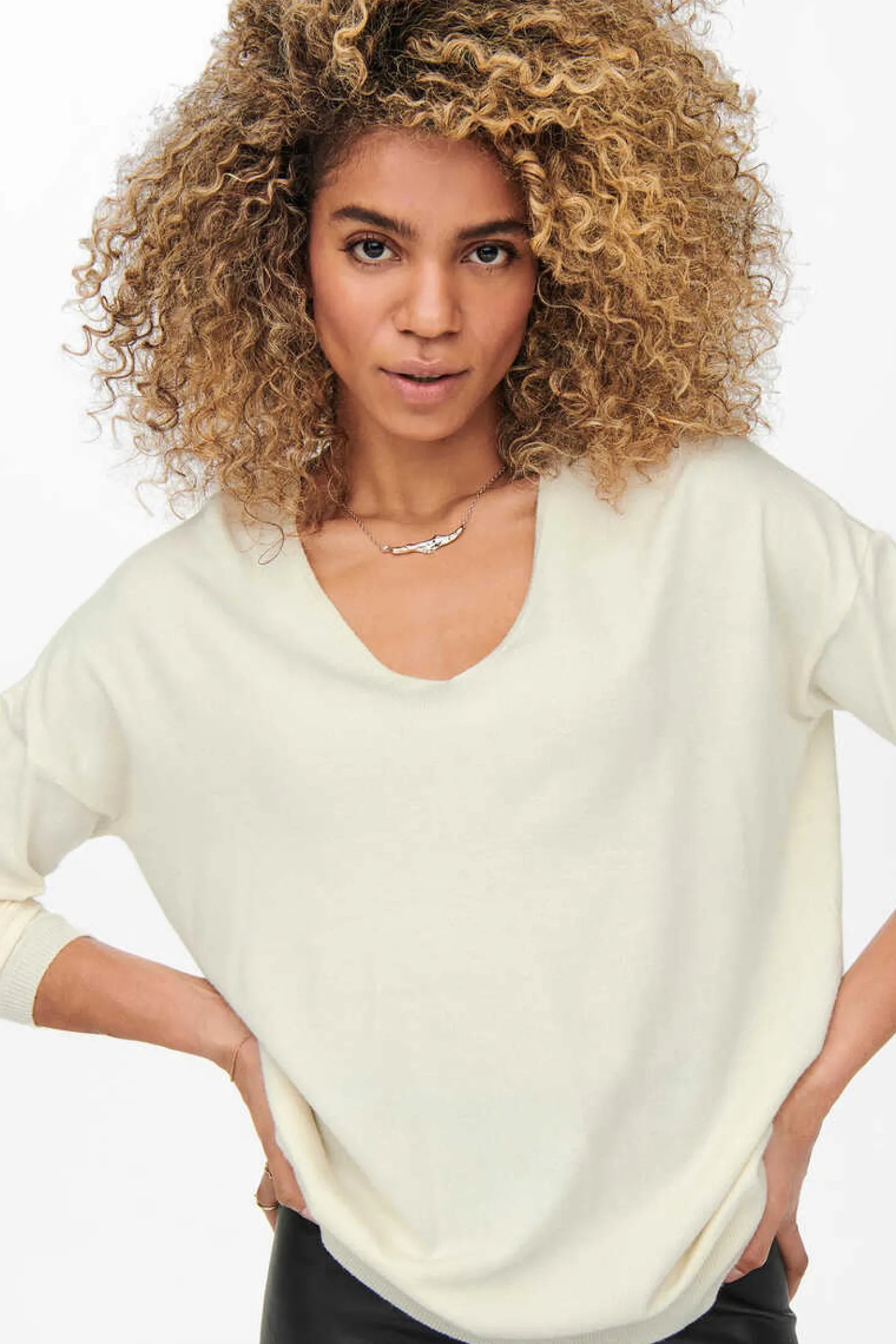 Camisola De Mulher Com Gola Em Bico E Manga Comprida.