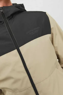 Casaco Leve Corta-Vento