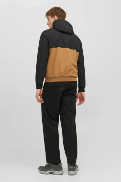 Casaco Leve Tecnico Com Capuz