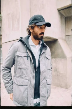 Casaco Quatro Bolsos Com Capuz