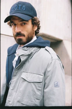 Casaco Quatro Bolsos Com Capuz