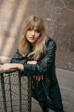 Colete De Pele Com Tachas