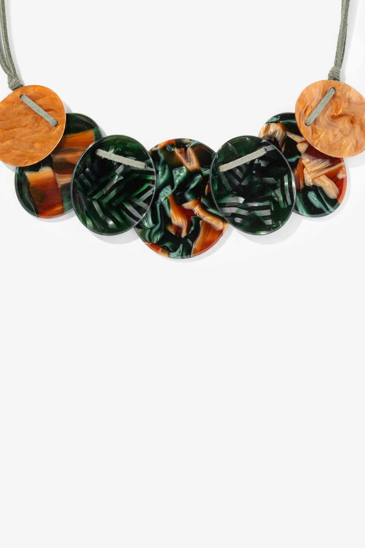 Collar Corto De Tela Con Colgantes