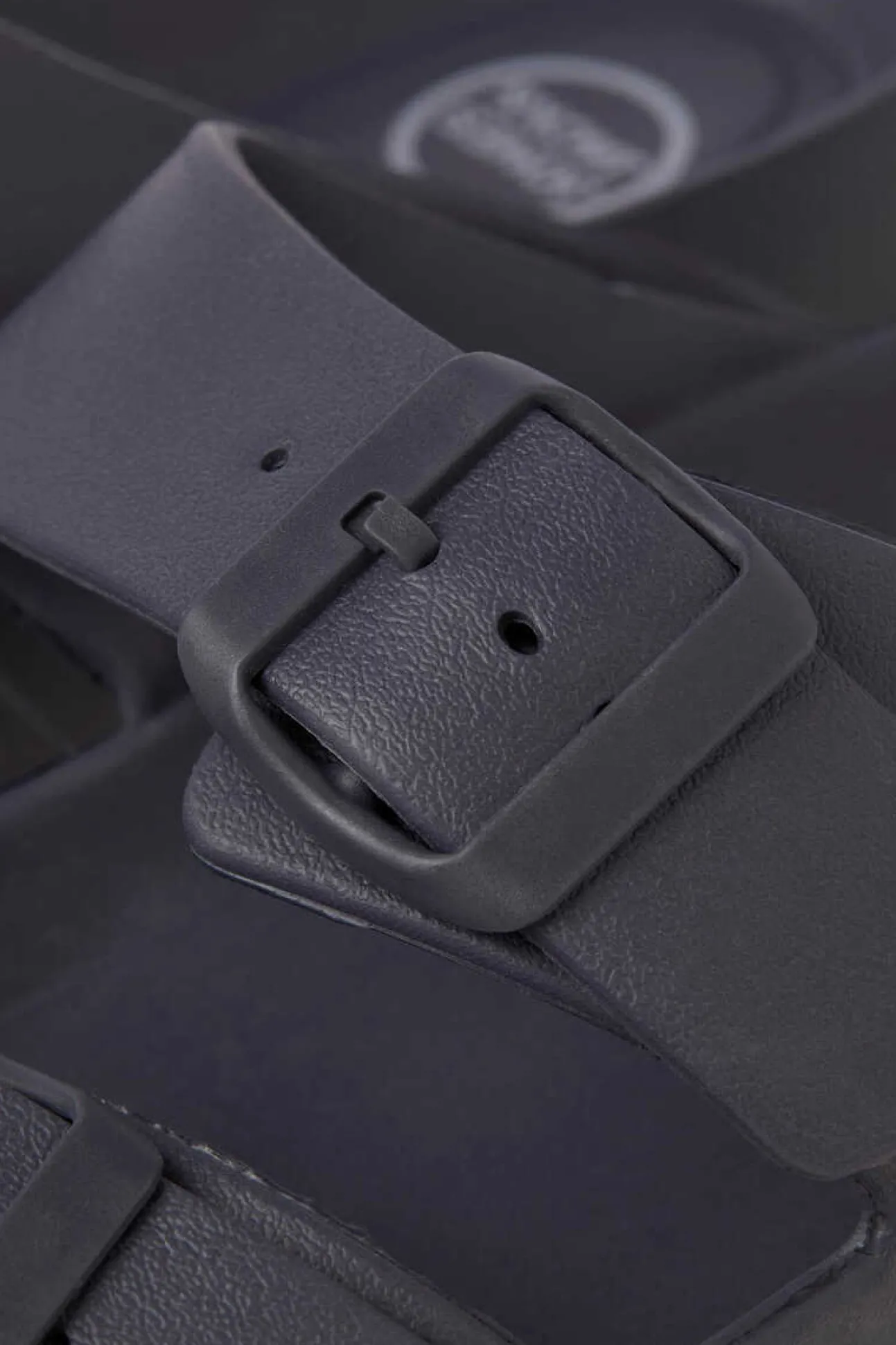 Deslize De Uma Cor Nas Sandalias