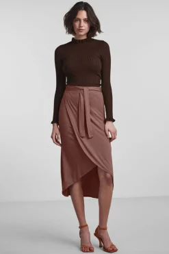 Saia Midi Com Fecho Em Forma De Laco.