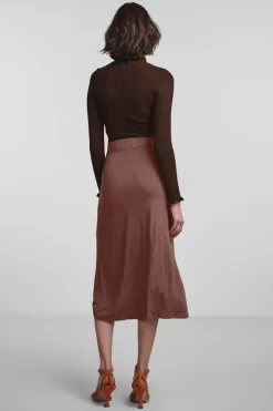 Saia Midi Com Fecho Em Forma De Laco.