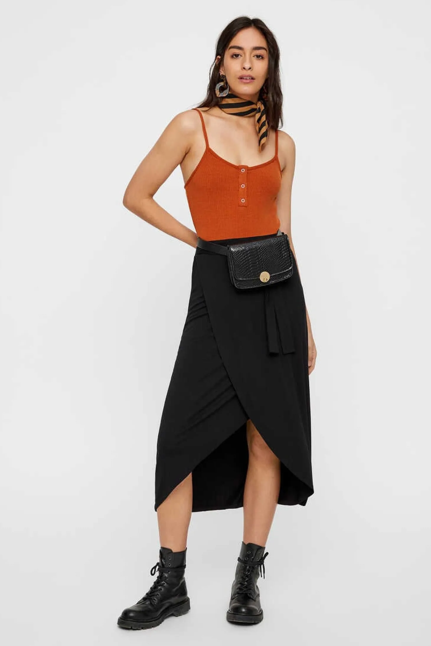 Saia Midi Com Fecho Em Forma De Laco.