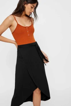 Saia Midi Com Fecho Em Forma De Laco.