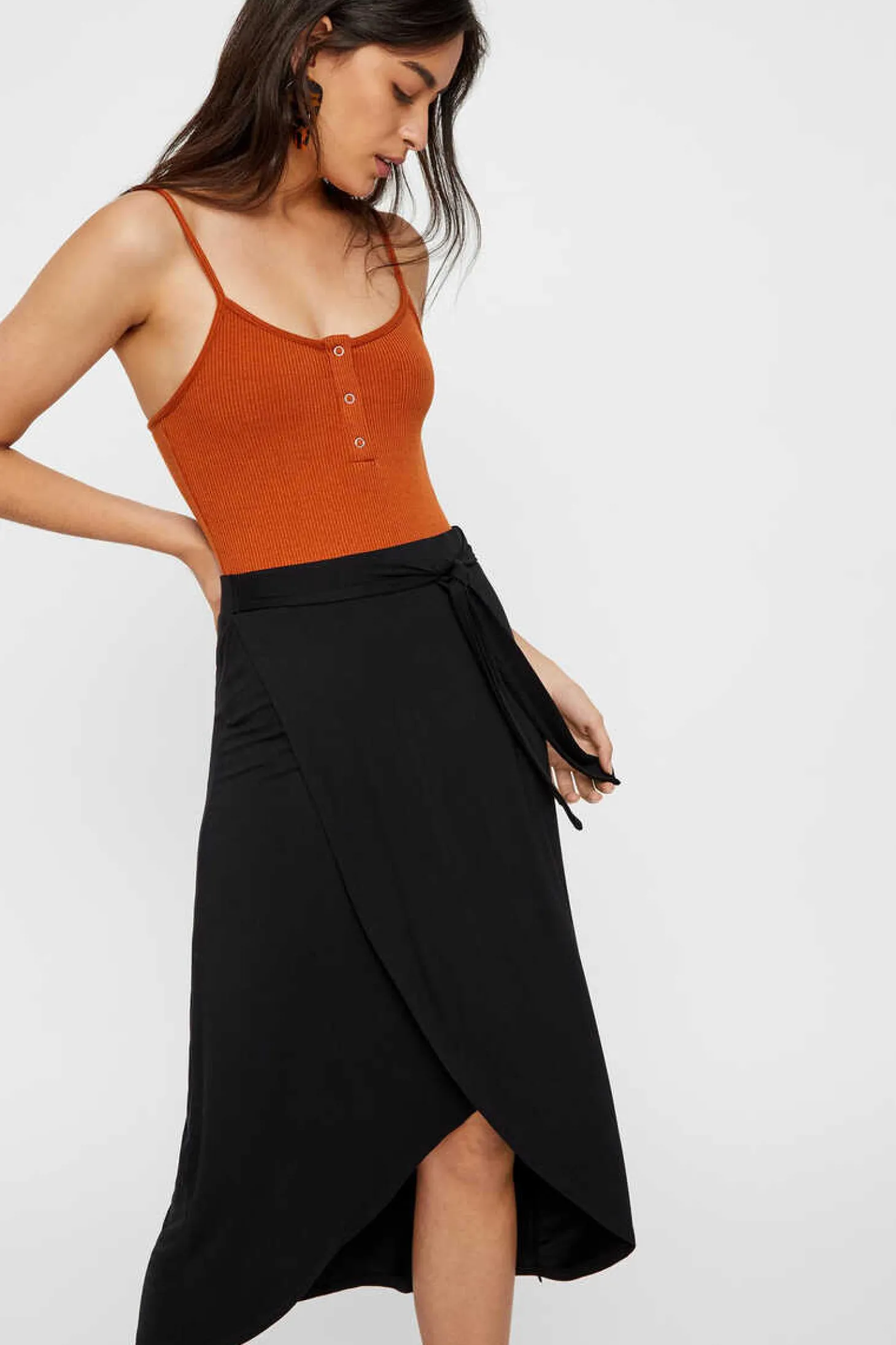 Saia Midi Com Fecho Em Forma De Laco.