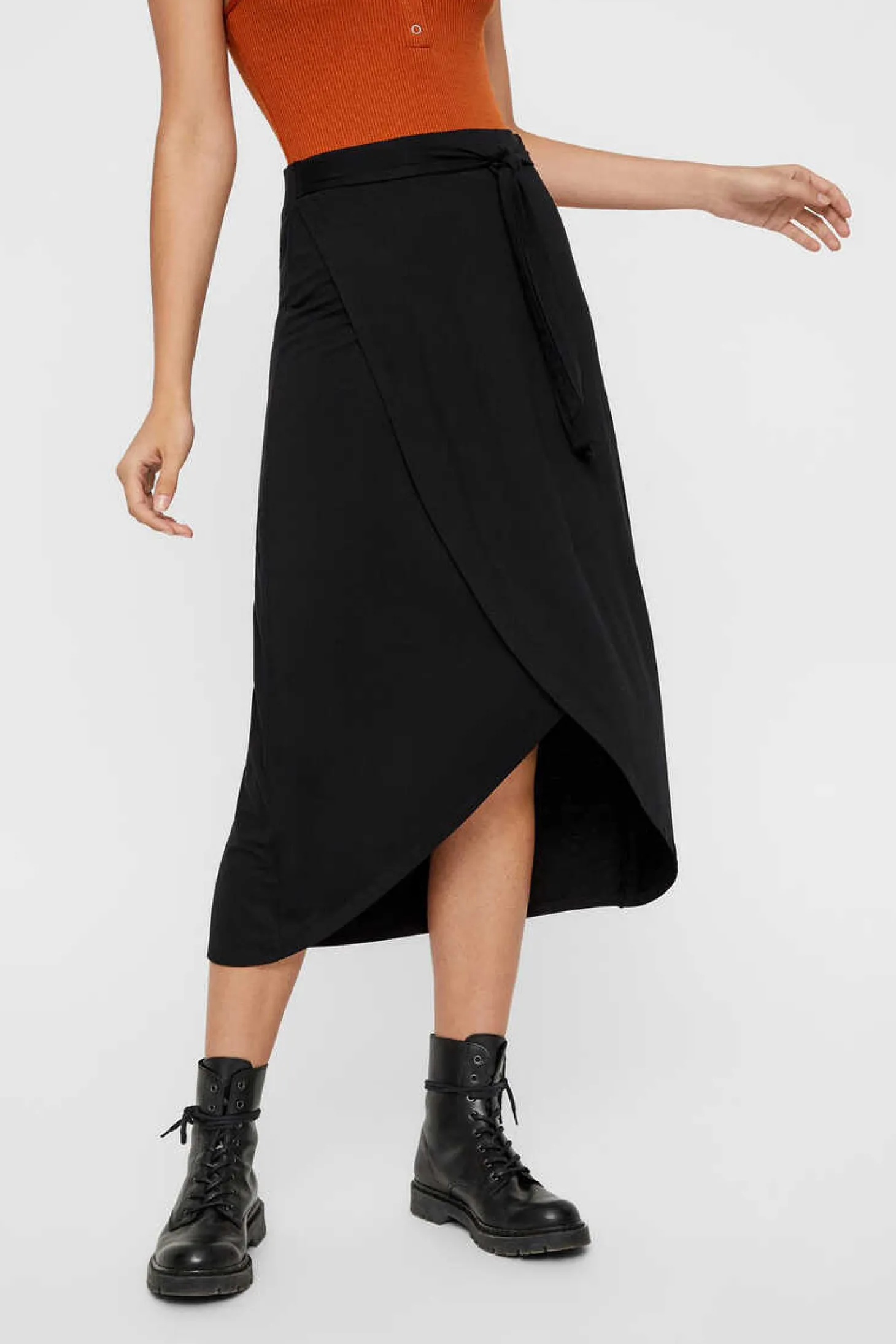 Saia Midi Com Fecho Em Forma De Laco.