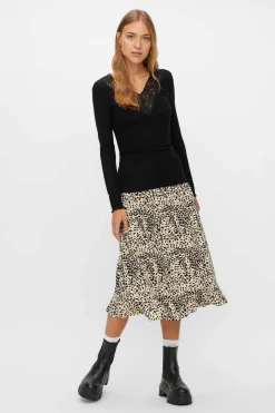 Top De Manga Comprida E Gola Em Bico