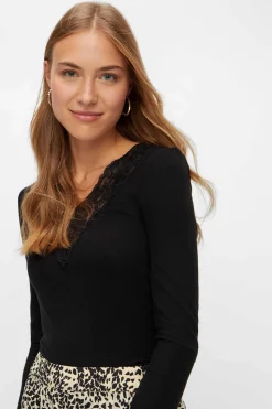 Top De Manga Comprida E Gola Em Bico