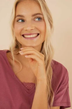 T-Shirt 100% Algodao Em Grena Com Renda, De Manga Curta