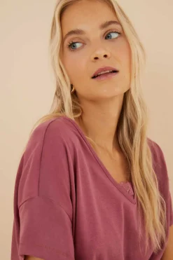 T-Shirt 100% Algodao Em Grena Com Renda, De Manga Curta