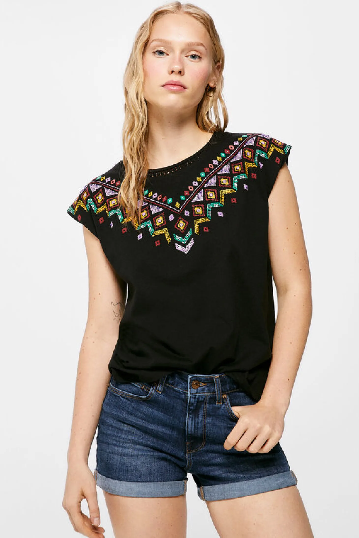 T-Shirt Grafica Etnica Relevo