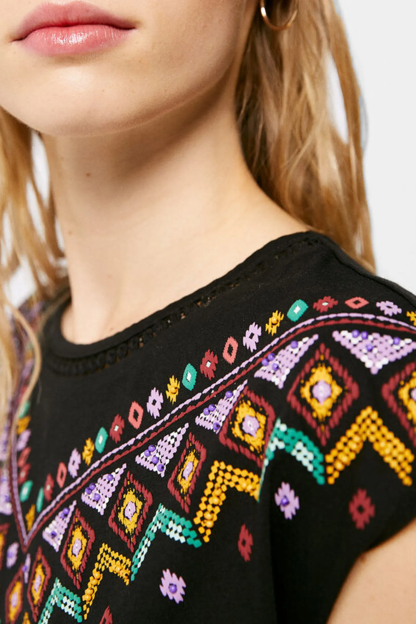 T-Shirt Grafica Etnica Relevo