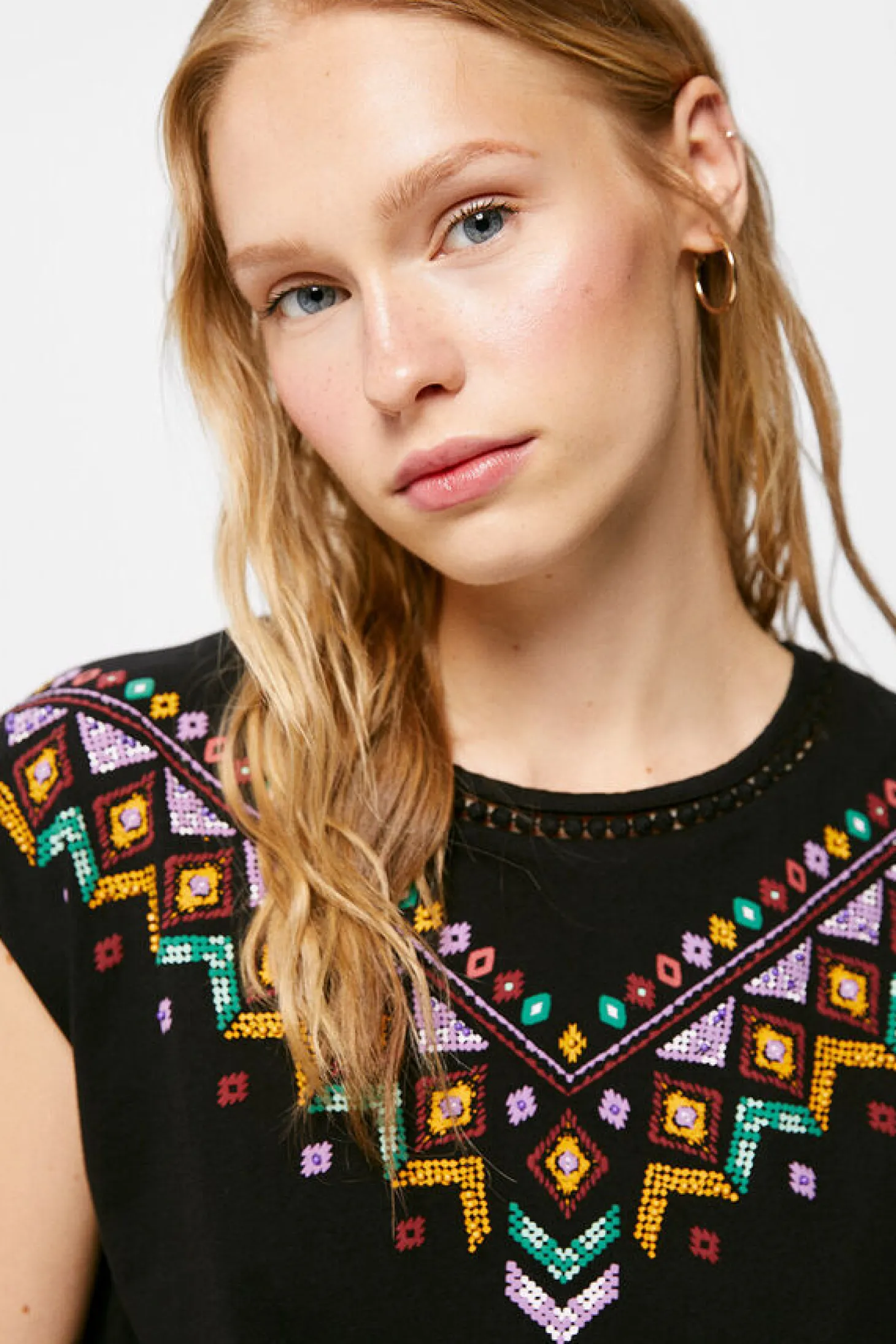 T-Shirt Grafica Etnica Relevo