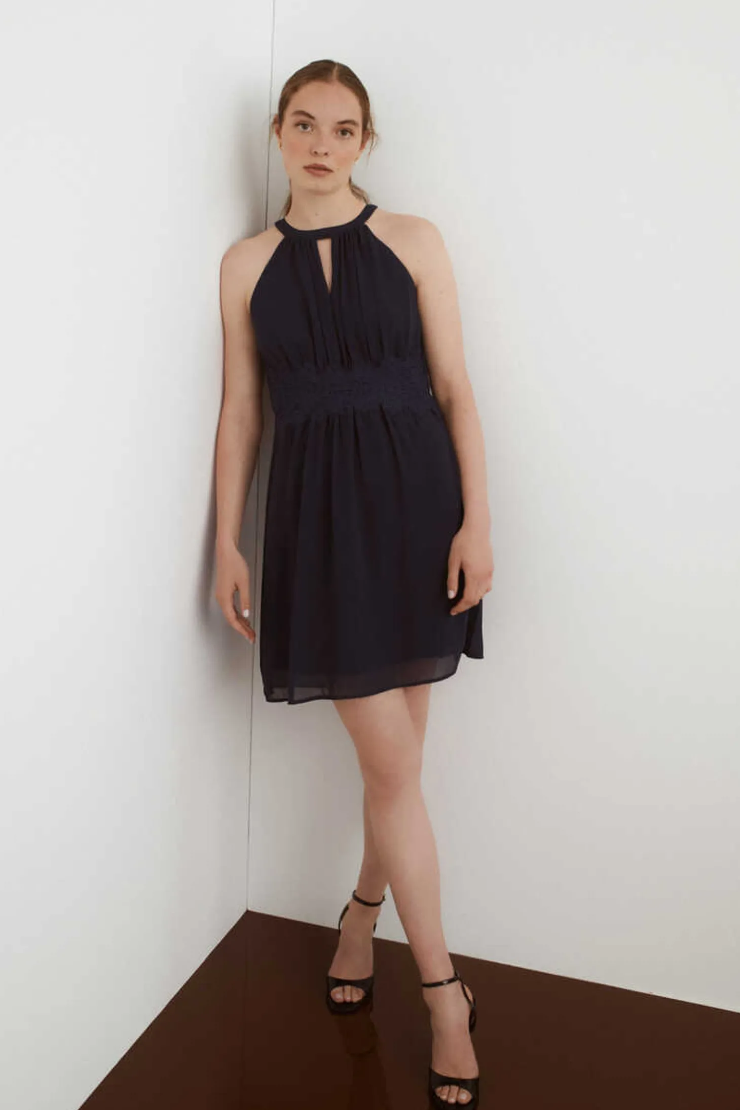 Vestido Curto Com Gola Halter