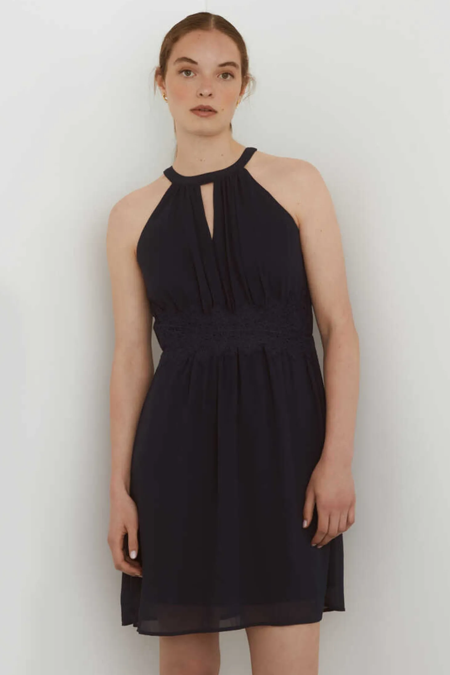 Vestido Curto Com Gola Halter