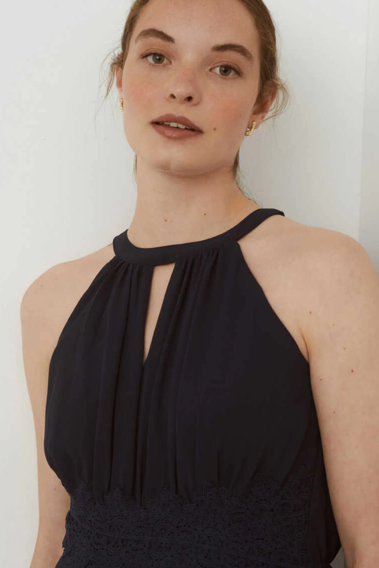 Vestido Curto Com Gola Halter