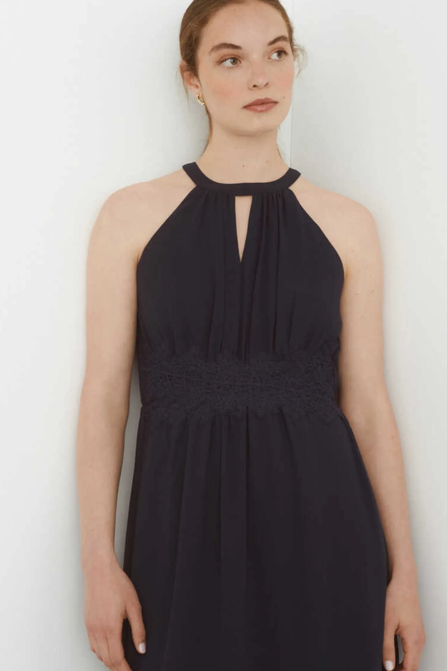 Vestido Curto Com Gola Halter