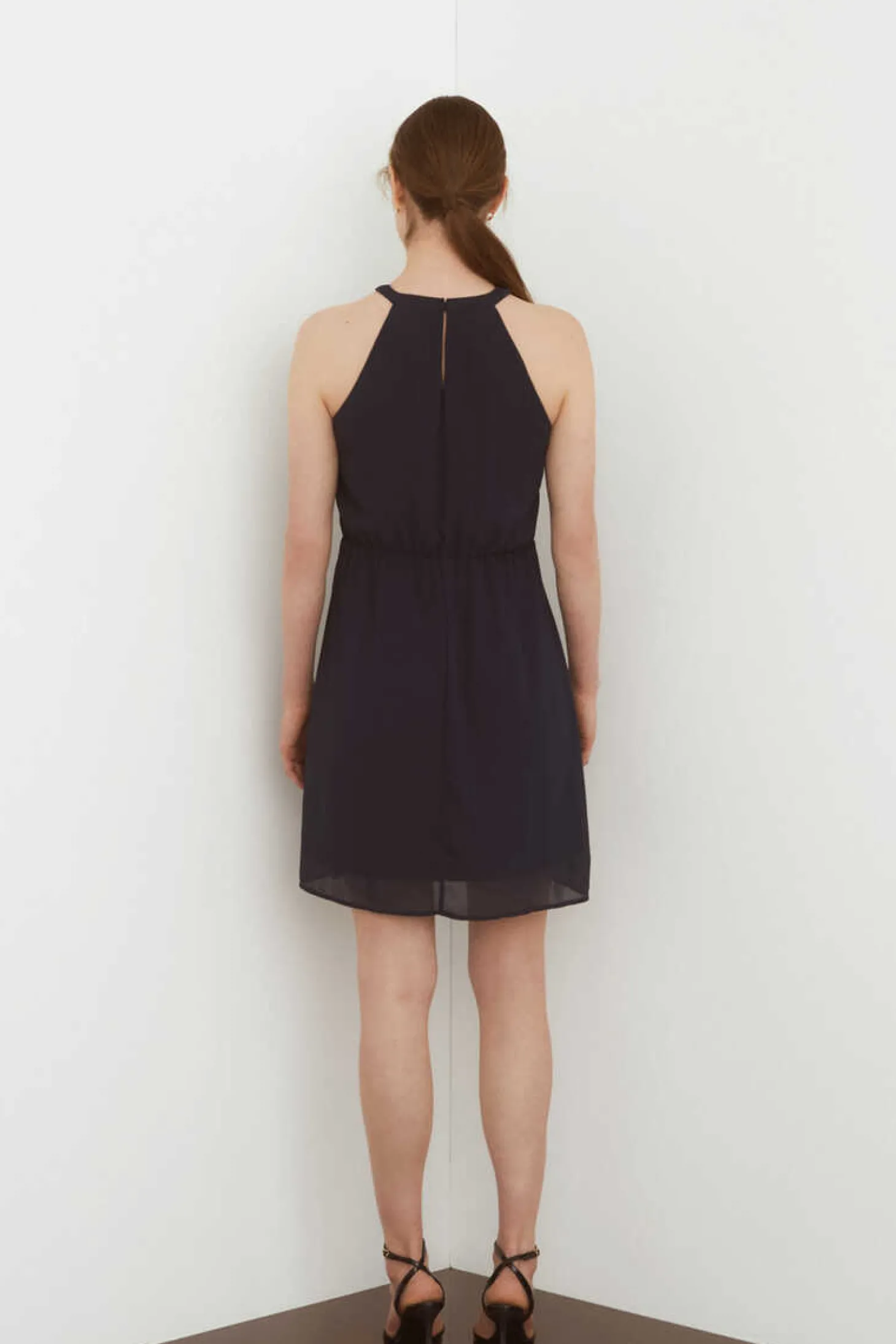 Vestido Curto Com Gola Halter